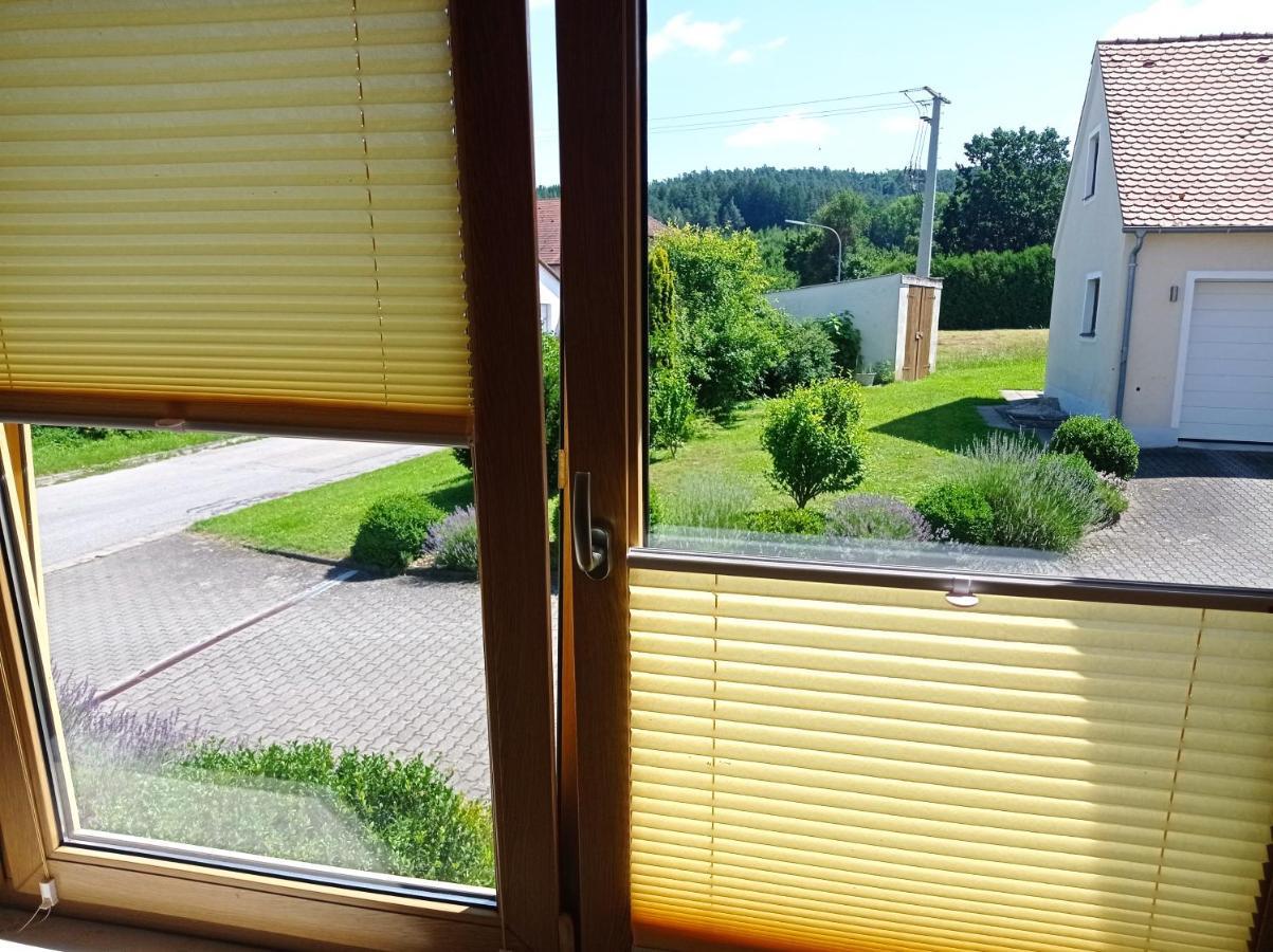 Schoene Helle Ferienwohnung In Waldnaehe Berching Exterior foto